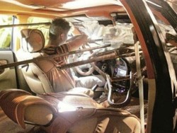 Ini Bahayanya Mengemudi Mobil di Belakang Truk Pembawa Besi Batangan