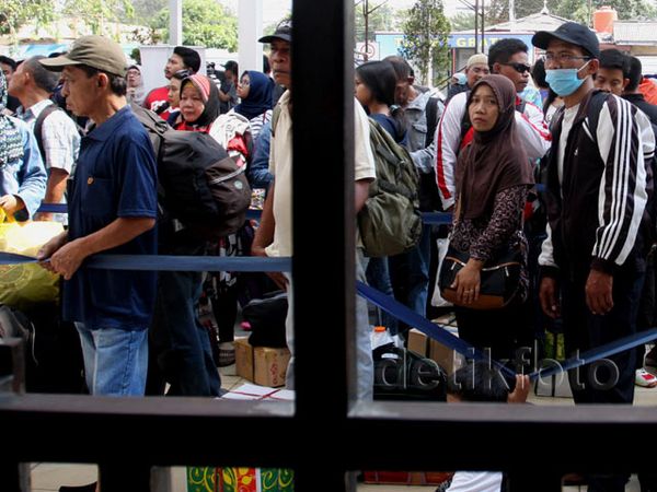 H-1 Stasiun Senen Masih Ramai Pemudik