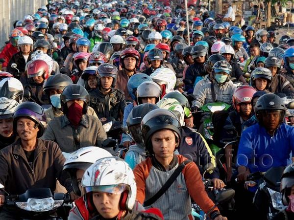 Jembatan Suramadu Dijejali Pemudik Bermotor