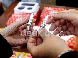 4 Tips Membersihkan Busi Motor