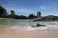 Pantai Klayar di Pacitan, dari Batu Sphinx hingga Seruling Samudera