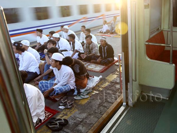 Warga Salat Id di Peron Stasiun Cakung