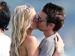 Lepas dari Kate Hudson, Matt Bellamy Kepergok Cium Perempuan Lain