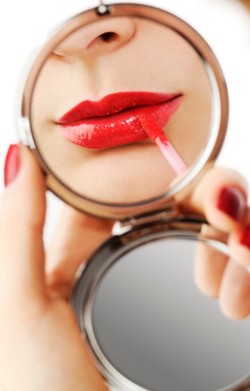 Tips Pakai Lipstik Agar Lebih Tahan Lama Saat Lebaran