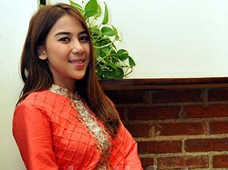 Bagi-bagi THR Buat Adinda Thomas Tersenyum Setelah Menangis
