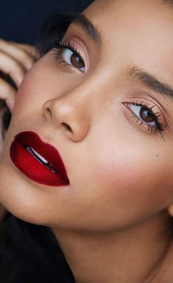 Memakai Lipstik Bertekstur Matte Setiap Hari, Amankah?