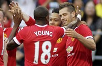 Schneiderlin yang diturunkan menjadi starter cuma butuh waktu lima menit untuk memperkenalkan diri bisa memberikan kontribusi. Dia mencetak gol yang membawa MU unggul 1-0. Anthony Bolante Livepic/Reuters/detikFoto.     