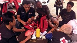 Aww! Turis Kesakitan Disengat Ubur-ubur di Pelabuhan Ratu
