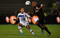     Mendapat tendangan bebas di muka kotak penalti, sepakan Nabil Fekir ke sisi tiang dekat gagal dihalau Lopez. Lyon memimpin 1-0. Valerio Pennicino/Getty Images/detikFoto.     