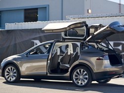 Bos Tesla Klaim Tesla X Bakal Jadi SUV Tercepat Sejagat