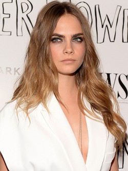 Protektif, Cara Delevingne Tidak Perbolehkan Orang Sentuh Alis Tebalnya