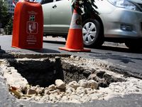 Hati-hati Ada Lubang Di Jalan Sudirman!