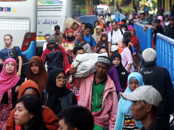 Pemudik Mulai Ramai di Terminal Kampung Rambutan