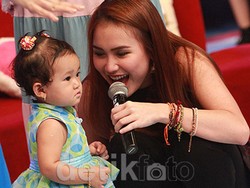 Habiskan Libur Lebaran Bersama Anak Cukup Buat Ayu Ting Ting Bahagia