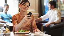 Sedang Antre di Restoran? Agar Tak Bosan Lakukan 6 Hal Asyik Ini!