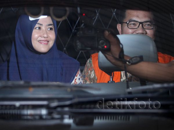 Bupati Empat Lawang dan Istri Umbar Senyuman di KPK