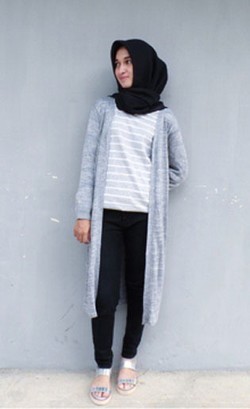 Foto: Gaya Simple Nan Stylish dengan Busana Bergaris ala Selebgram Aca Z.