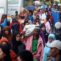 Angkutan Pilihan Pemudik: Bus No.1 dan Pesawat No.2
