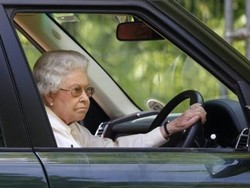 Saat Ratu Elizabeth Menyetir dan Bermanuver Hindari Tabrak Keluarga