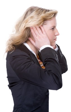 Tips Menghindari Sakit Telinga Saat Naik Pesawat