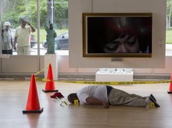 Hiii! Ada Mayat Berbaring di Pameran Seni Chicago