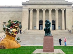 Patung Empat Musim Setinggi 5 Meter Dipajang di Depan Museum Kansas