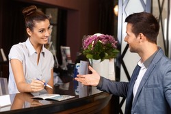 Turis Negara Mana yang Paling Bawel Soal Hotel?