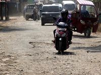 Jalan Raya Nagrak Bogor Rusak Parah