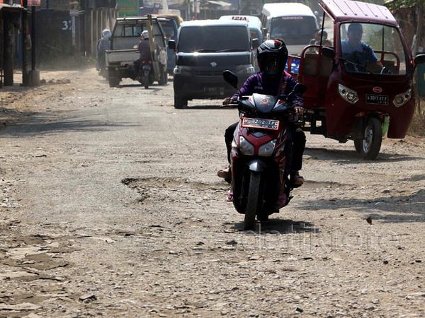 Jalan Raya Nagrak Bogor Rusak Parah