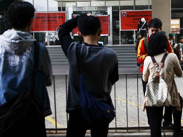 Mal Tebet Green Disegel, Pegawai Kebingungan