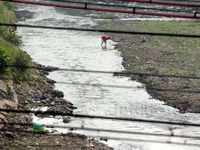 Musim Kemarau Air Kali Bekasi Mulai Surut