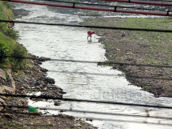 Musim Kemarau Air Kali Bekasi Mulai Surut