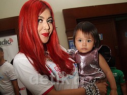 Dinilai Ibunda Elegan, Denada Takkan Umbar Masalah Perceraiannya