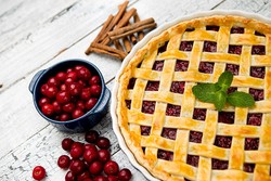 Nyam! Beruang Ini Mencuri Cherry dan Apple Pie untuk Dilahap