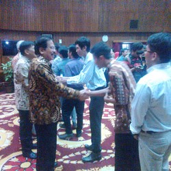 Silaturahmi dengan Pegawai, Sofyan Djalil Hidangkan Kebab hingga Pempek