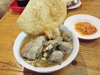 Sluurp! Gurih Hangat Bakso Solo Plus Iga yang Empuk Juicy