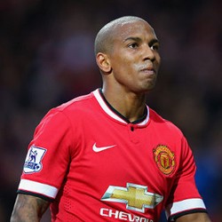 Young Masih Tunggu Kontrak Baru dari MU