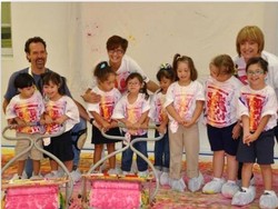 Kreasi Kursi Roda Melukis bagi Anak-anak Penyandang Cacat