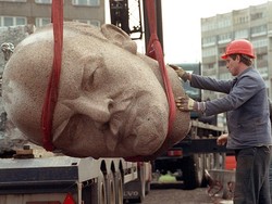 Patung Kepala Lenin yang Terkubur Akan Dipamerkan September