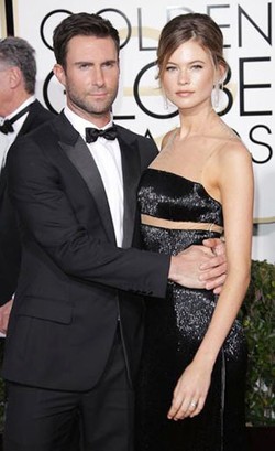 Rayakan Setahun Pernikahan, Ini Momen Romantis Adam Levine dan Istri