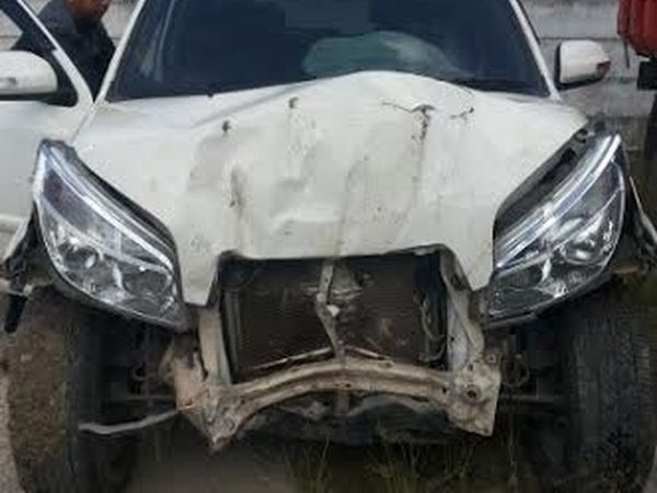 Tabrak Pohon Sawit, Mobil Putih Ini Jadi Mirip Transformers