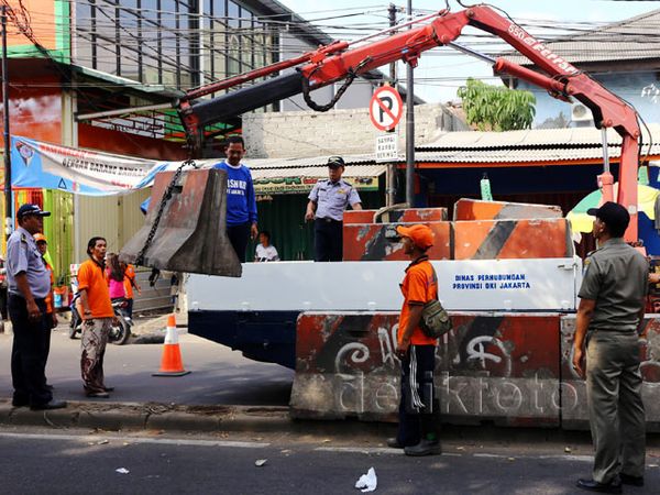 Beton Pembatas Jalan di Depan Pasar Tanah Abang Dibongkar