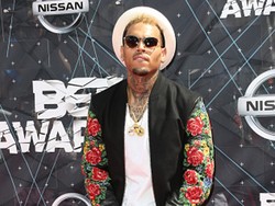 Tertahan di Filipina, Chris Brown Berlutut Minta Bantuan Obama