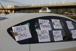 Pengemudi Taksi Gugat Uber Rp 4,9 Triliun