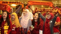 Romanisti menyambut kedatangan skuat AS Roma.
