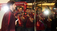 Romanisti mengabadikan kedatangan para pemain AS Roma.