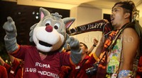 Romolo yang menjadi maskot AS Roma juga ikut memeriahkan penyambutan.