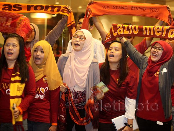 Romanisti Sambut Kedatangan AS Roma
