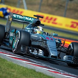 Hamilton Sapu Bersih Sesi Latihan Bebas