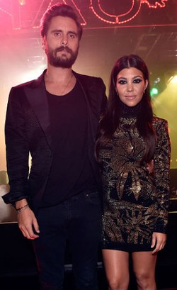 Baru Putus dari Kourtney Kardashian, Scott Disick Cium Mesra Wanita Lain